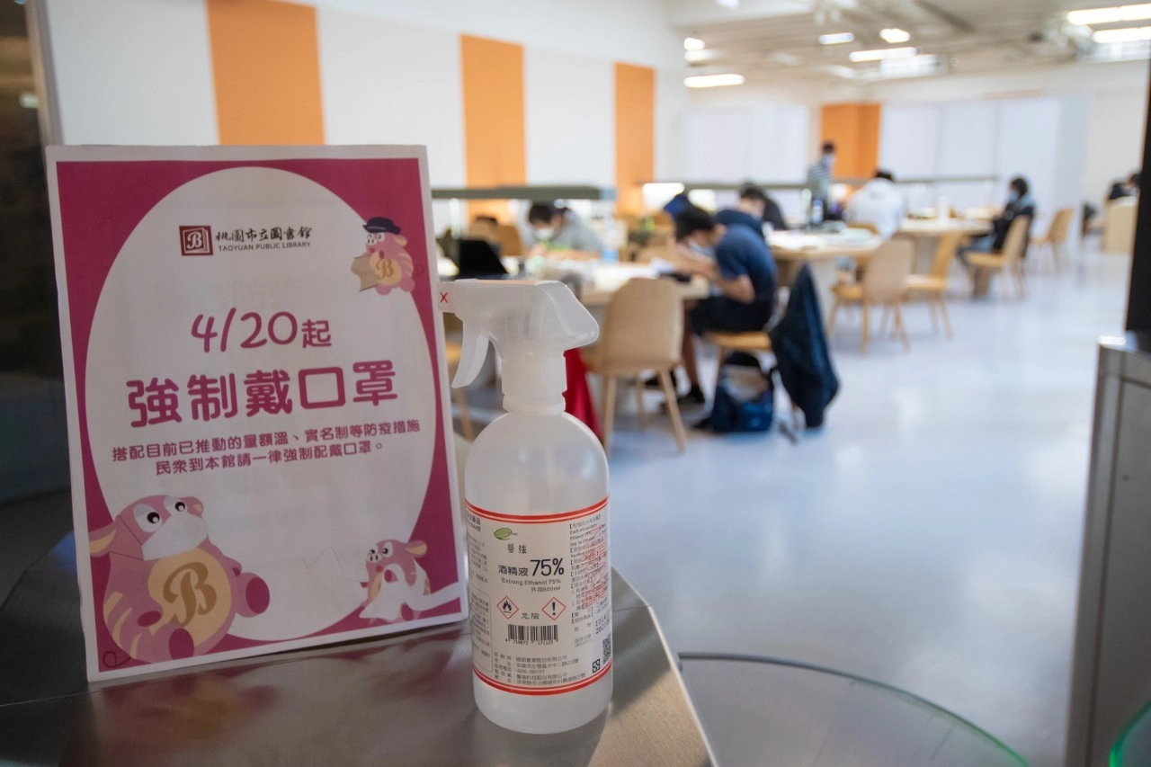 圖書分館實施入館戴口罩措施,並提供酒精消毒液。