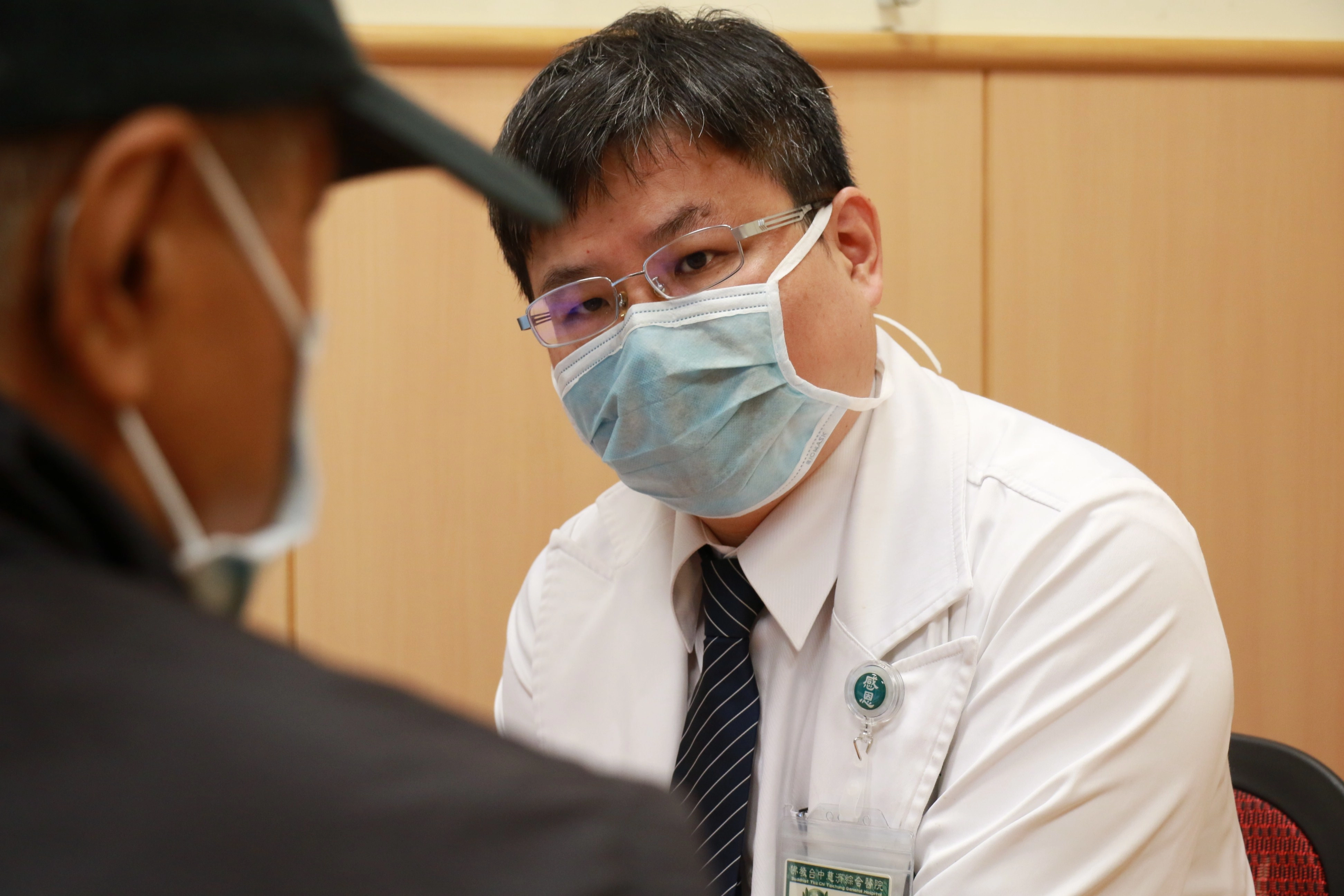 田先生術後回診,余政展主任說明注意事項。