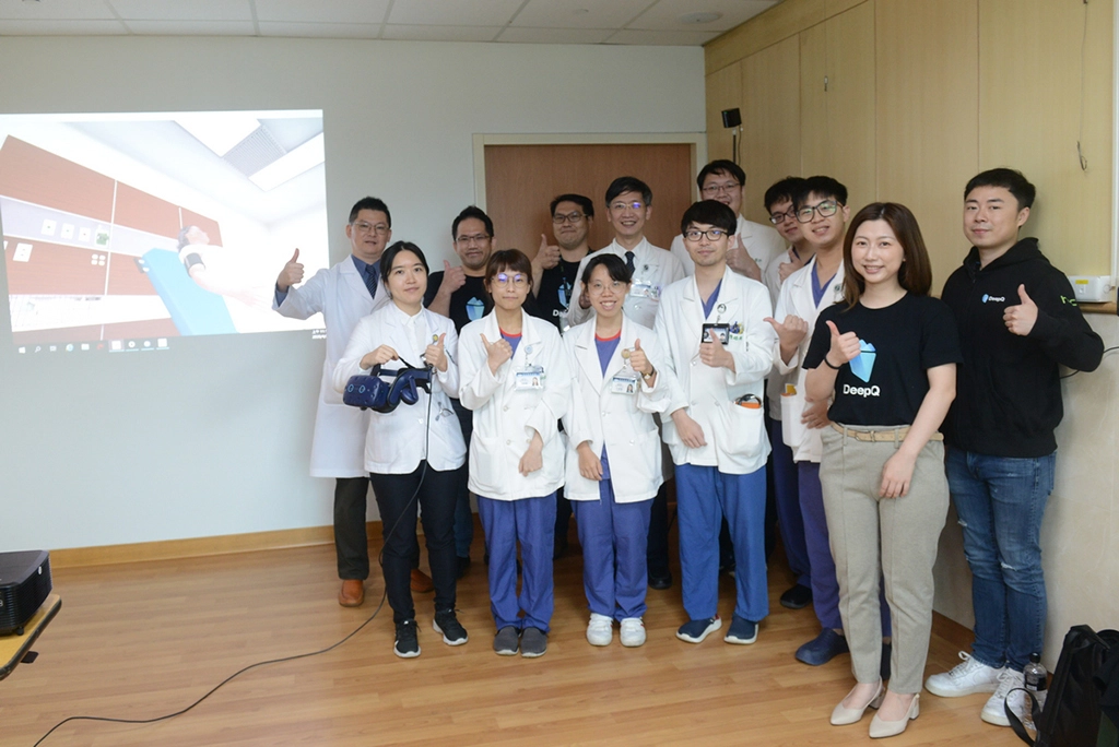 台北慈濟醫院急診團隊與HTC DeepQ合作,將VR技術應用在COVID-19照護訓練上。