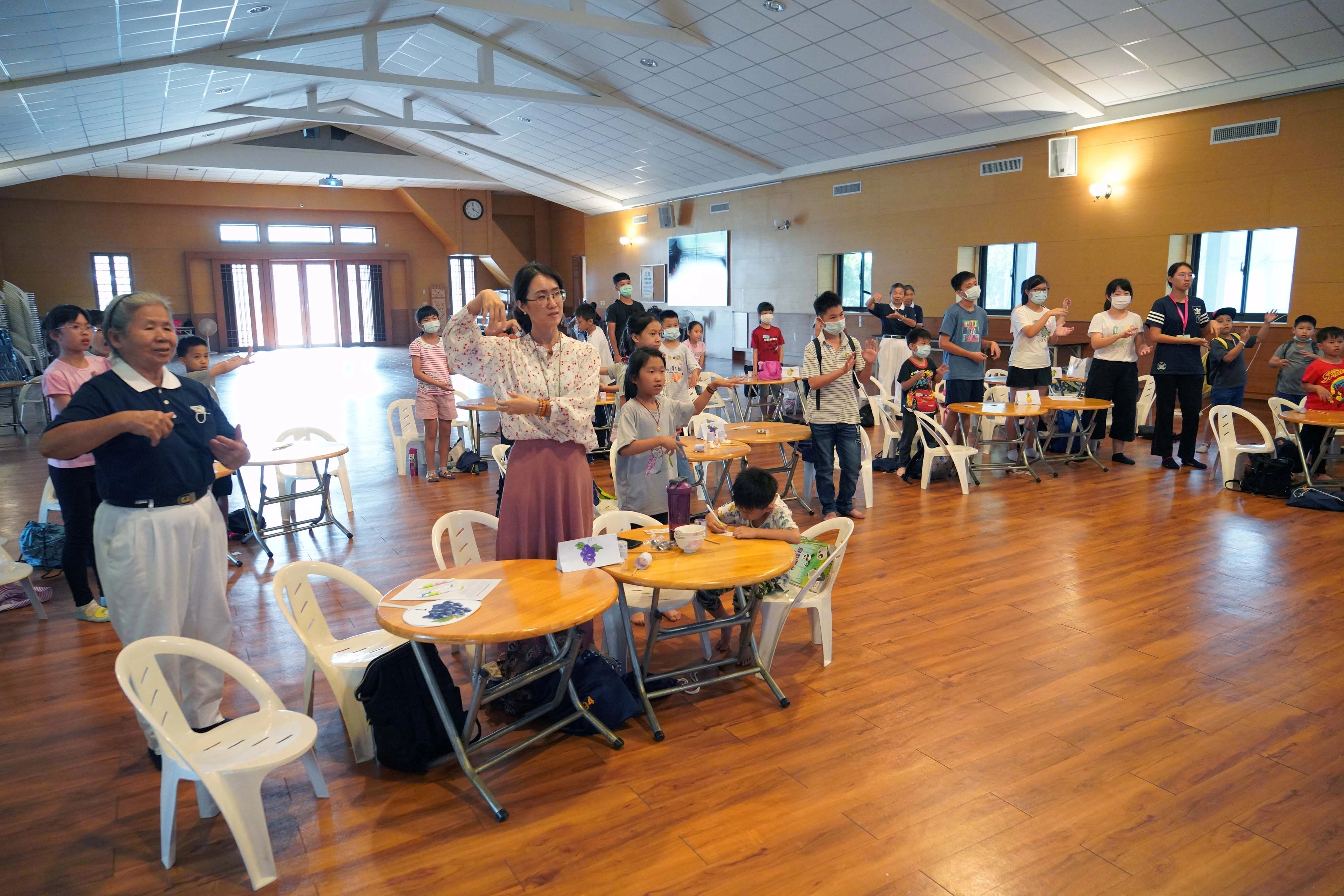 最後志工帶動大家邊唱邊比手語〈藍色地球〉,期待大家共同守護這顆美麗的地球;活動也在這美好的手語音樂聲中,畫下圓滿句點。