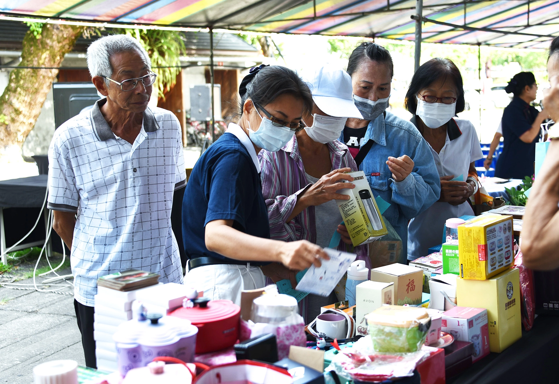 民眾在闖關後,前來兌換獎品,獎品都是志工從家裡帶來全新、用不到的物品。