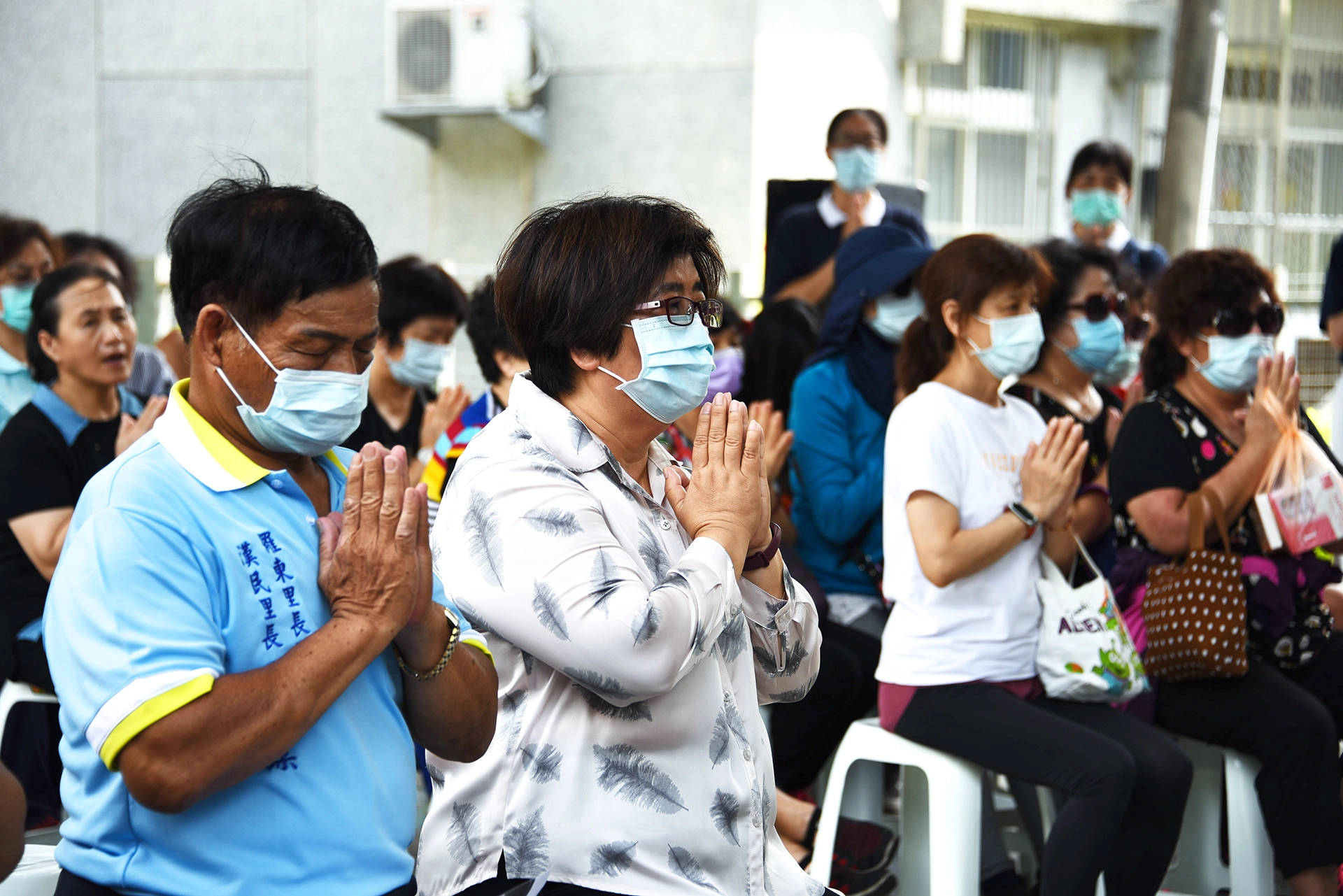 宜蘭慈濟8月9日上午在羅東鎮樟仔園文化園區舉行「七月吉祥月感恩祈福」,羅東鎮長吳秋齡(右)與民眾一起祈禱。