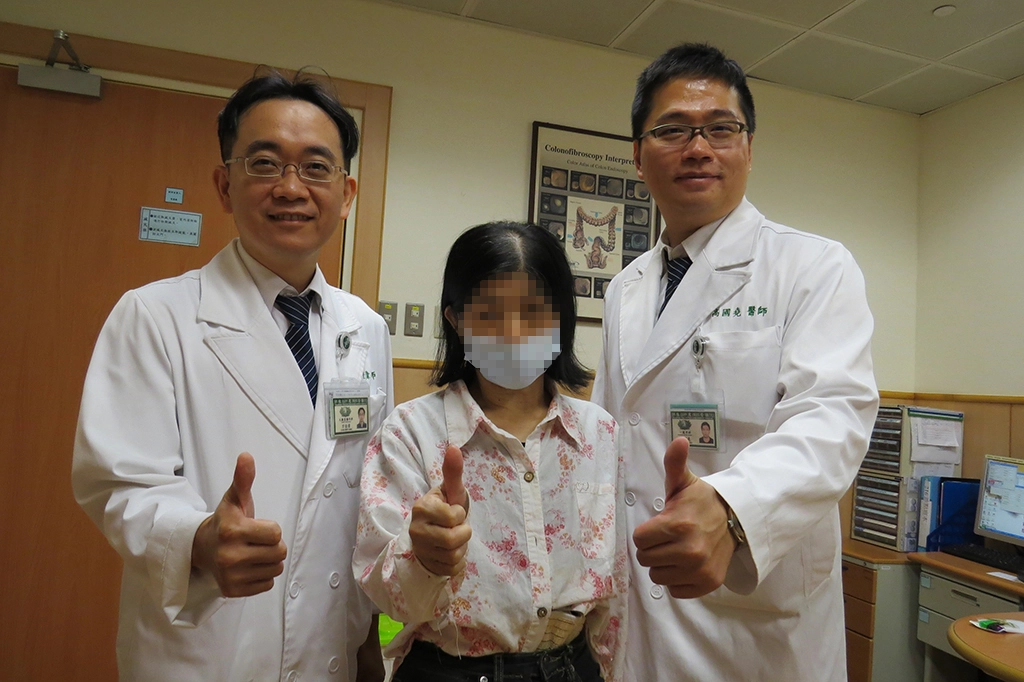 詹女士術後回診感恩醫師替他解除病灶。左起:大腸直腸科方佳偉醫師、詹女士、一般外科高國堯醫師。