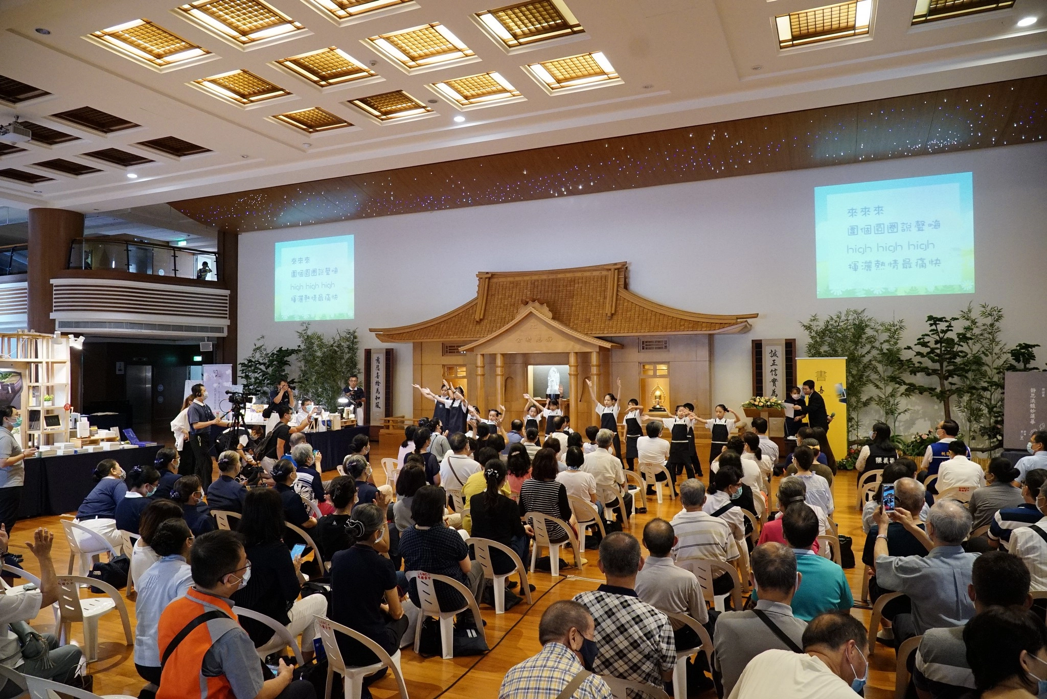 喜閱書展開幕,靜思書軒小志工帶來青春洋溢的表演