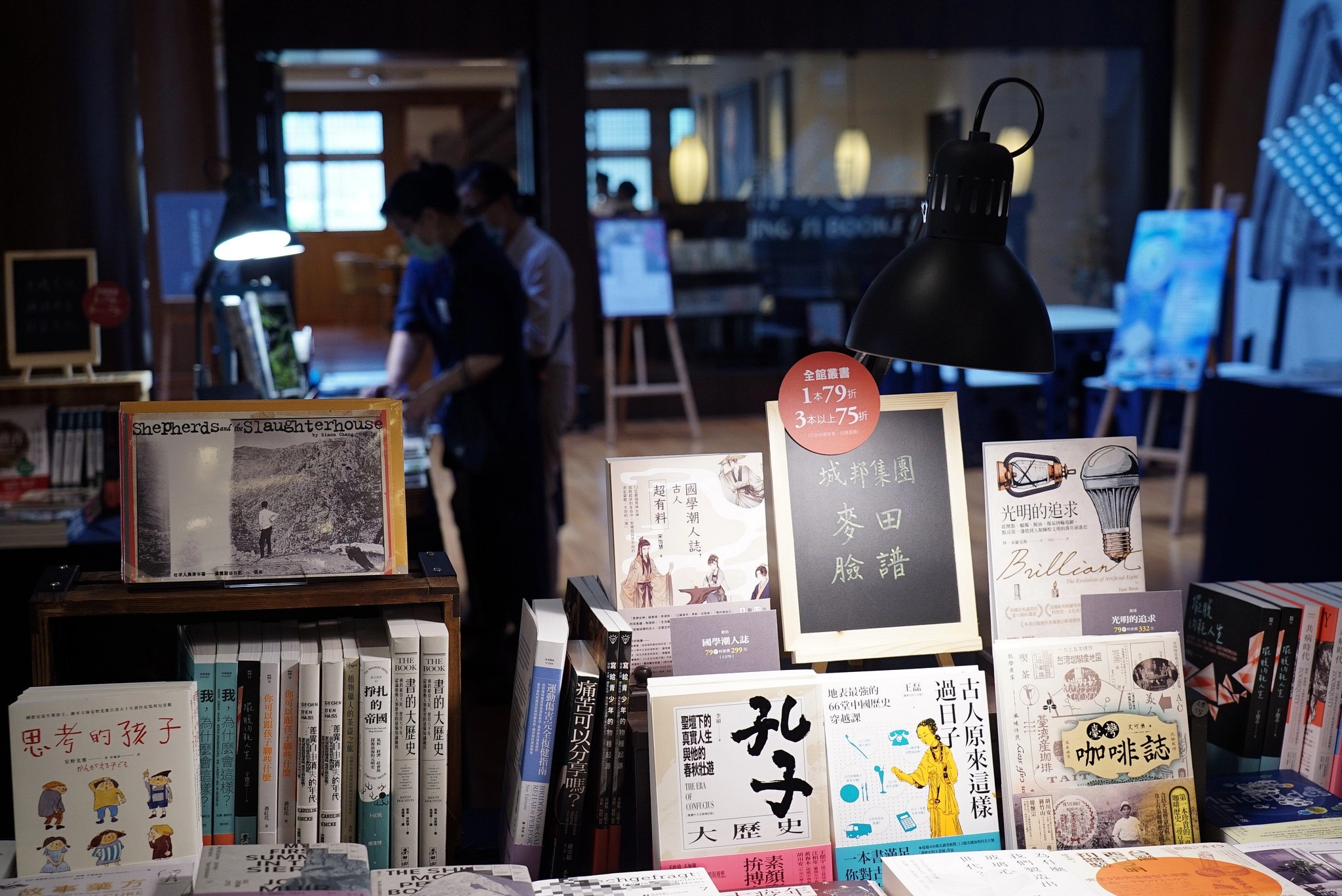 書展現場集結六十多家出版社新書,總計八百多種書籍任君挑選