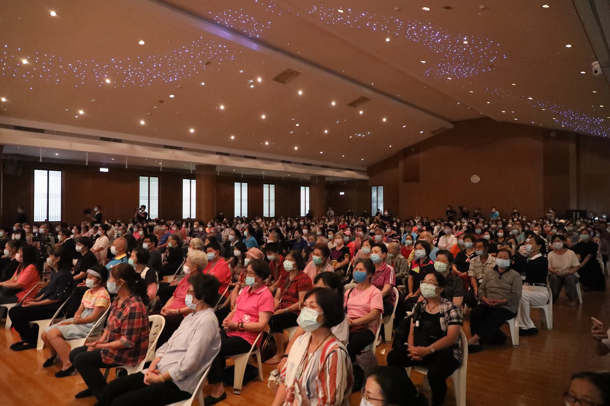 8月15日慈濟在南投聯絡處舉辦「靜思智慧語.好話遍寰宇」音樂饗宴,近六百人參加場面熱烈。