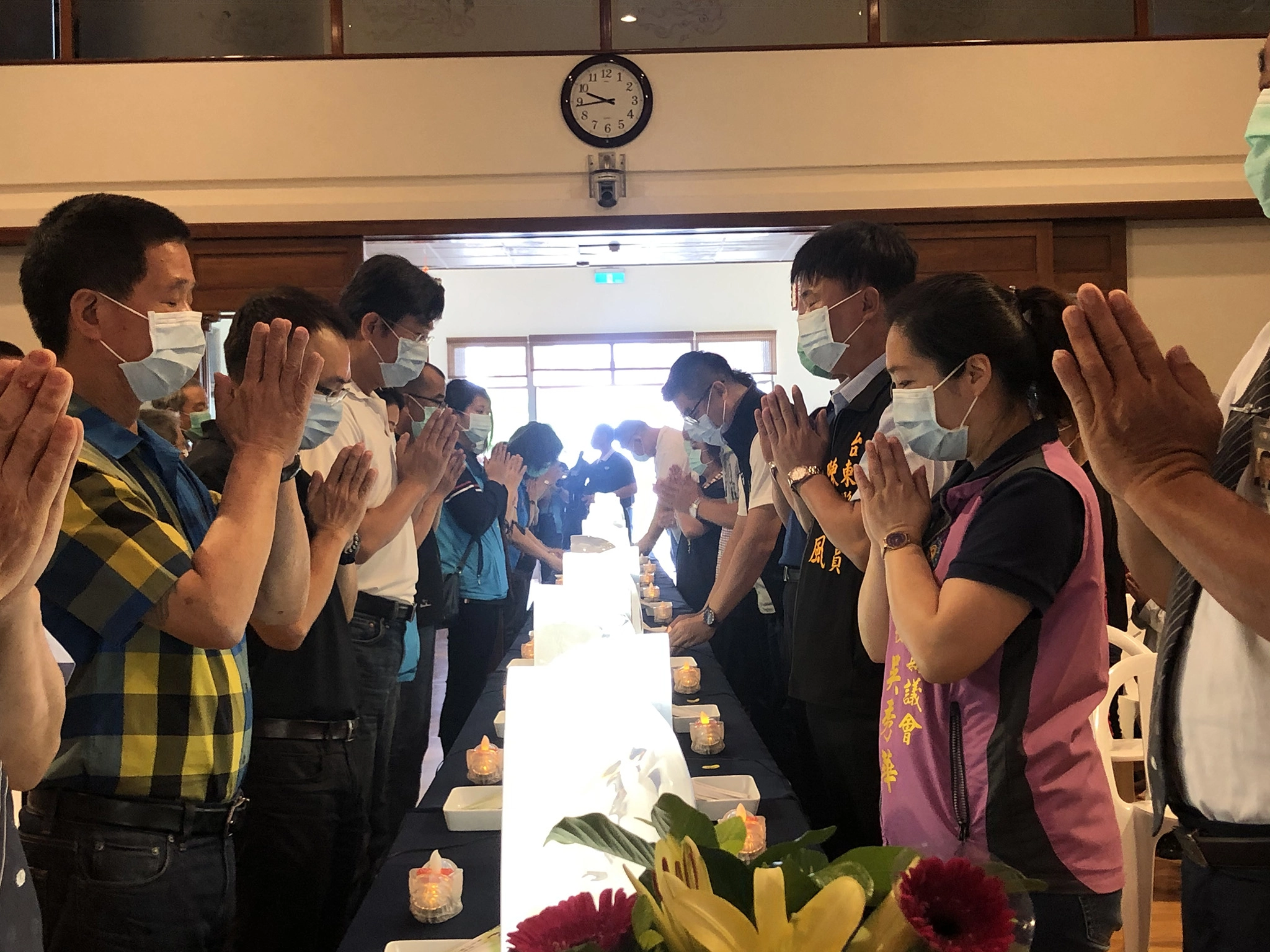 臺東靜思堂舉行「七月吉祥月感恩祈福」,臺東縣議長吳秀華(右)、臺東市長張國洲市長(左)與民眾一起祈禱。