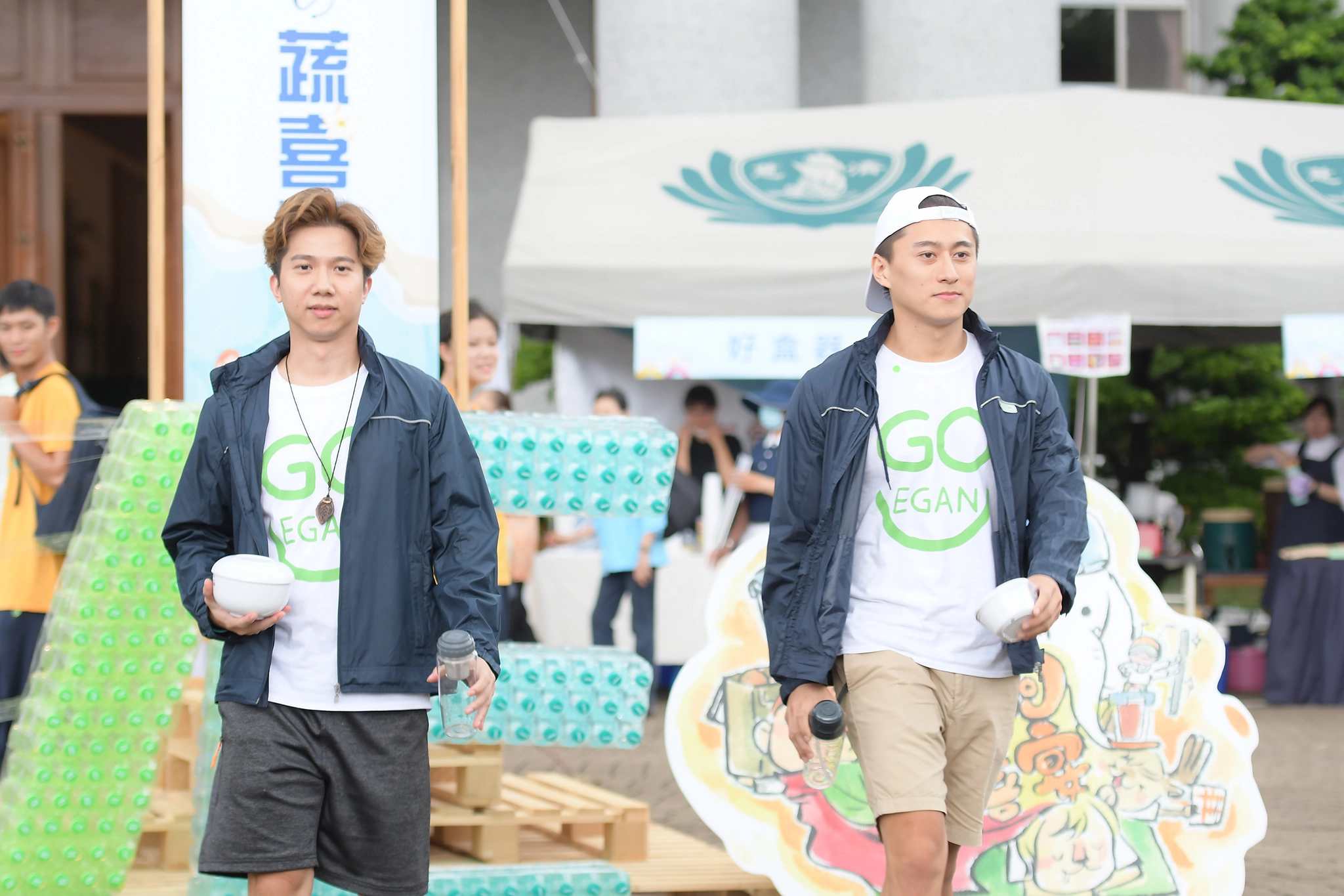 蔬食網路頻道「夠維根Go Vegan」的白龍(右)、小樹(左)積極推動素食、減塑。(攝影:周幸弘)