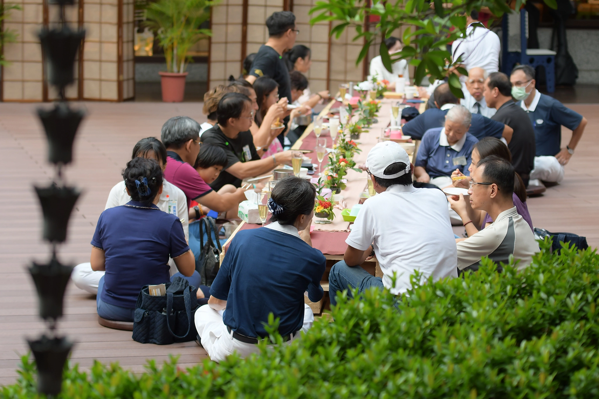 「打狗の蔬喜宴」嘉年華活動,民眾聽著表演藝術家演奏,一起聚餐。(攝影:周幸弘)