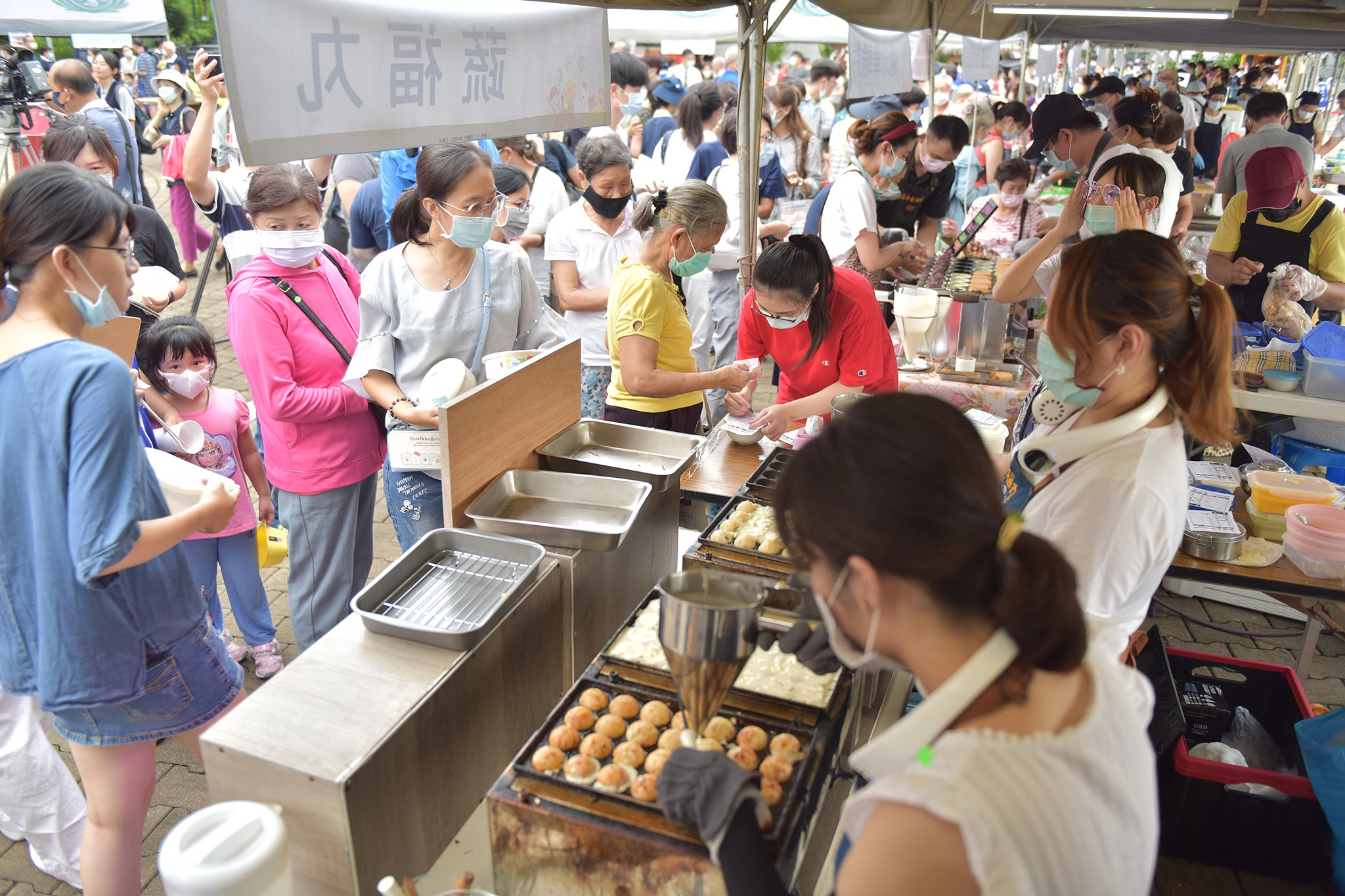 8月16日高雄靜思堂前廣場的蔬食無痕市集,民眾帶餐具來購買。(攝影:周幸弘)