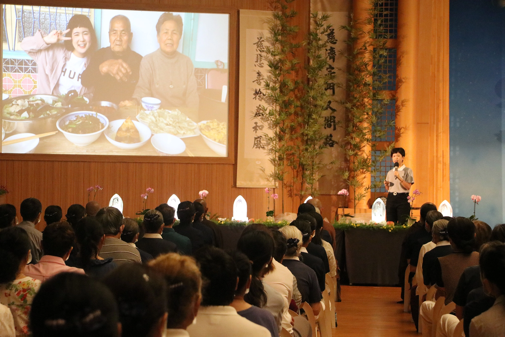 慈濟嘉義聯絡處於8月16日舉辦七月吉祥月祈福會,邀請慈濟大學醫學系的女學生簡意林分享茹素好處。