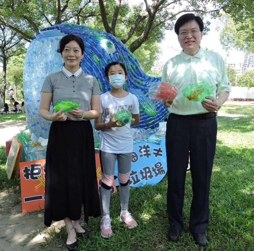 特地帶全家人來參加活動的臺北慈院趙有誠院長表示,慈濟志工在生活上力行環保、愛地球,希望把正確的生活觀念宣傳給社會大眾。
