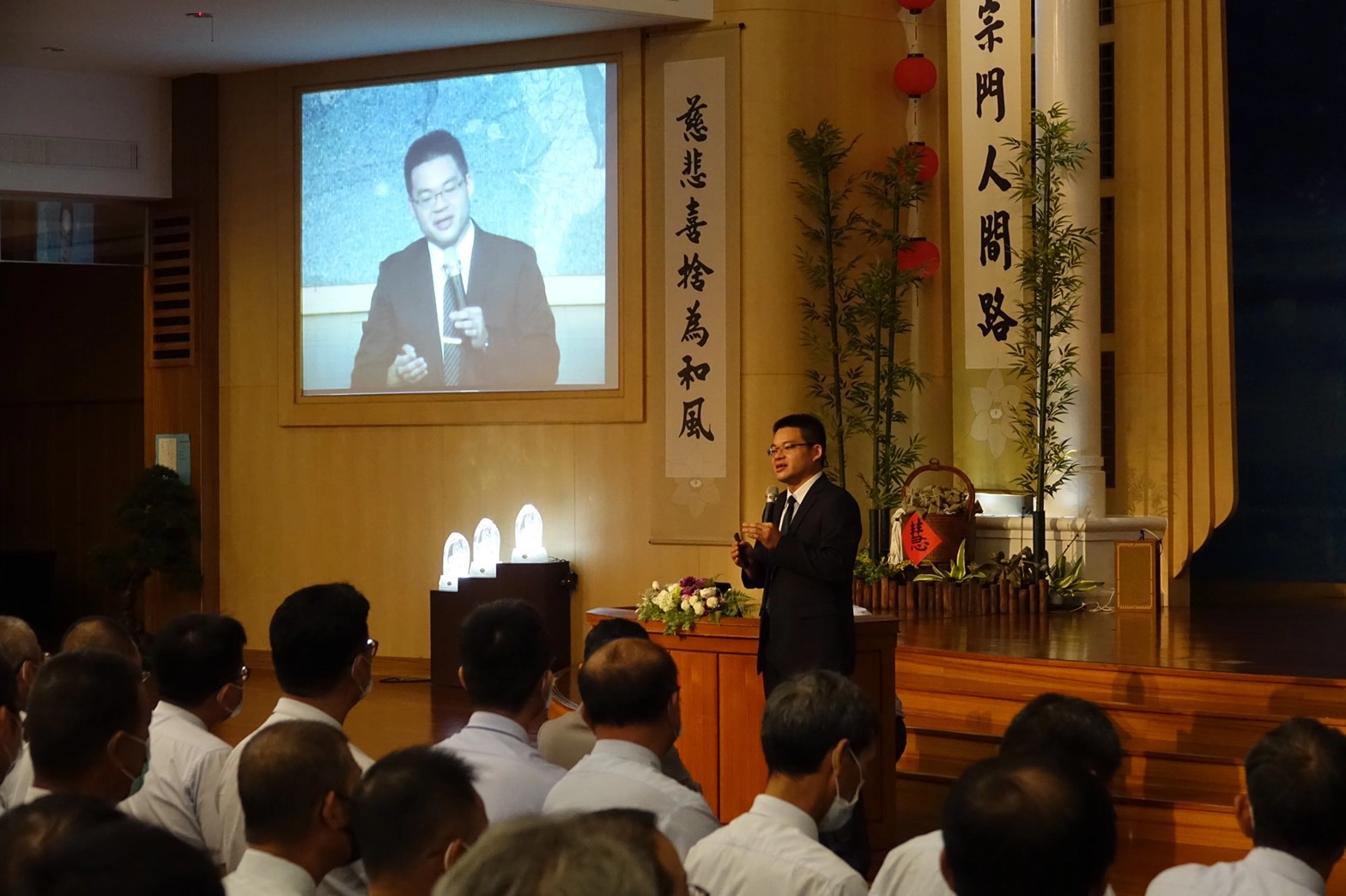 花蓮慈濟醫院運動醫學中心主任劉冠麟醫師,為現場平均年齡超過60歲的宣導志工,加強自我健康骨科講座。