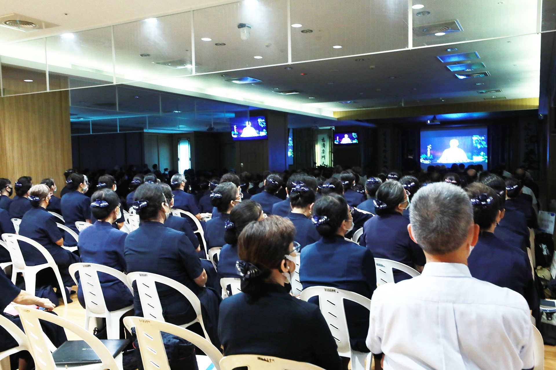 慈濟大學109年度慈誠懿德會暑期精進研習課程,於2020年8月15日在東區聯絡處舉辦,約六百名慈誠爸媽共同參與此次研習,他們身肩傳承「慈濟人文」精神給學生的責任與使命。