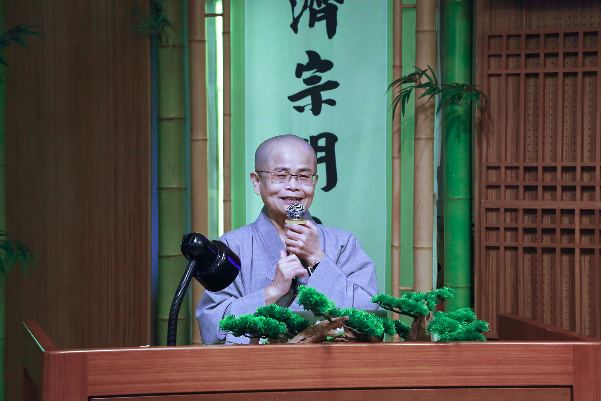 在「大哉教育 善哉造福」課程中,德宸師父說,四大志業都不能脫離法。教育也在言行之間,慈誠爸爸懿德媽媽的陪伴,對孩子影響很深。因此德宸師父特別整理證嚴上人晨語開示內容,和所有學員分享。