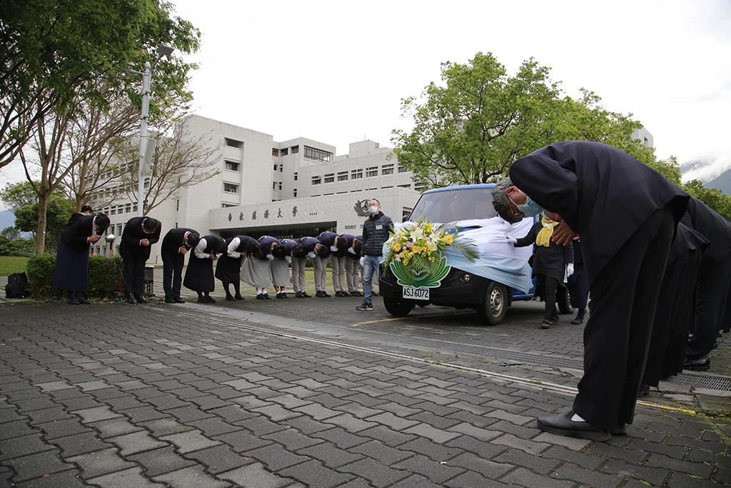 :慈大充足的無語良師資源更是其他學校醫學系無法比擬的。