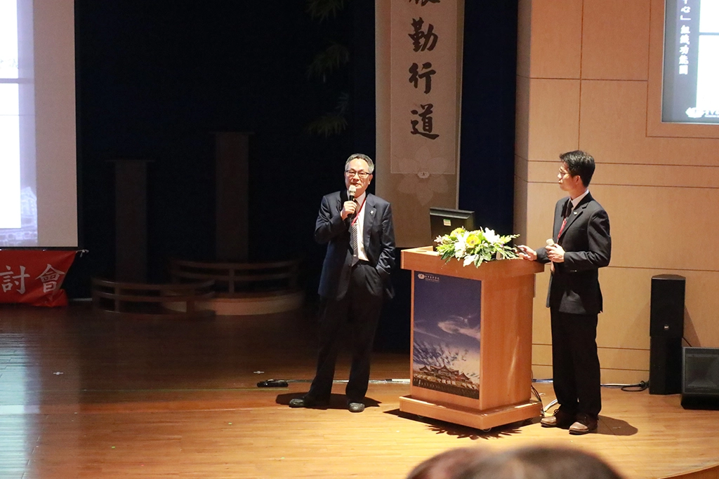 臺中慈濟醫院副院長王人澍與藥師曾樹城,分享中醫臨床治療皮膚炎案例。