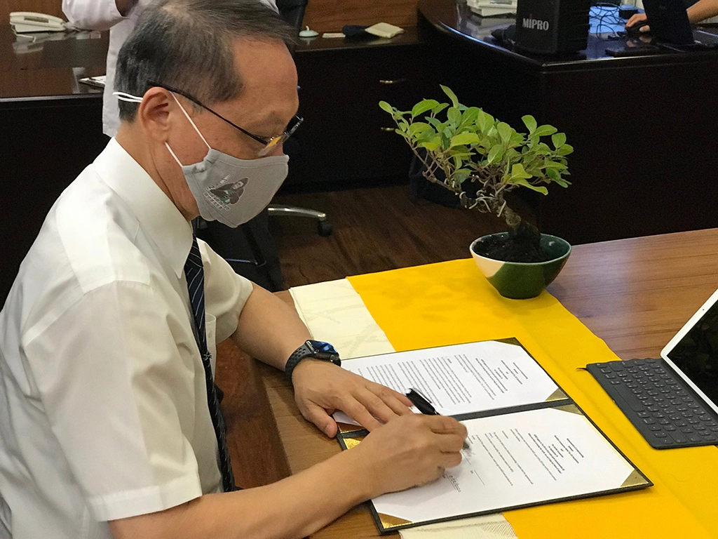 慈濟8月22日與大猩猩基金會簽署合作備忘錄,慈濟由顏博文執行長代表簽署。