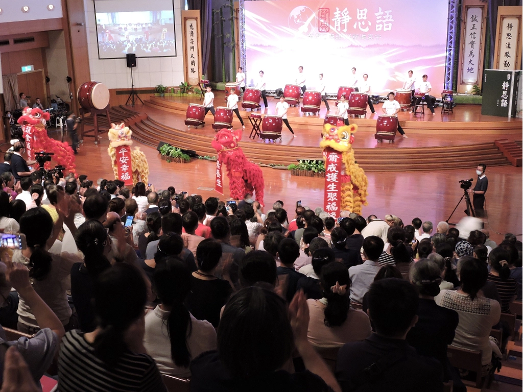 祈福會一開始就以歡喜心開場,鼓聲震攝人心、醒獅鼓動心神,而細節就藏在獅頭拉開紅布軸。