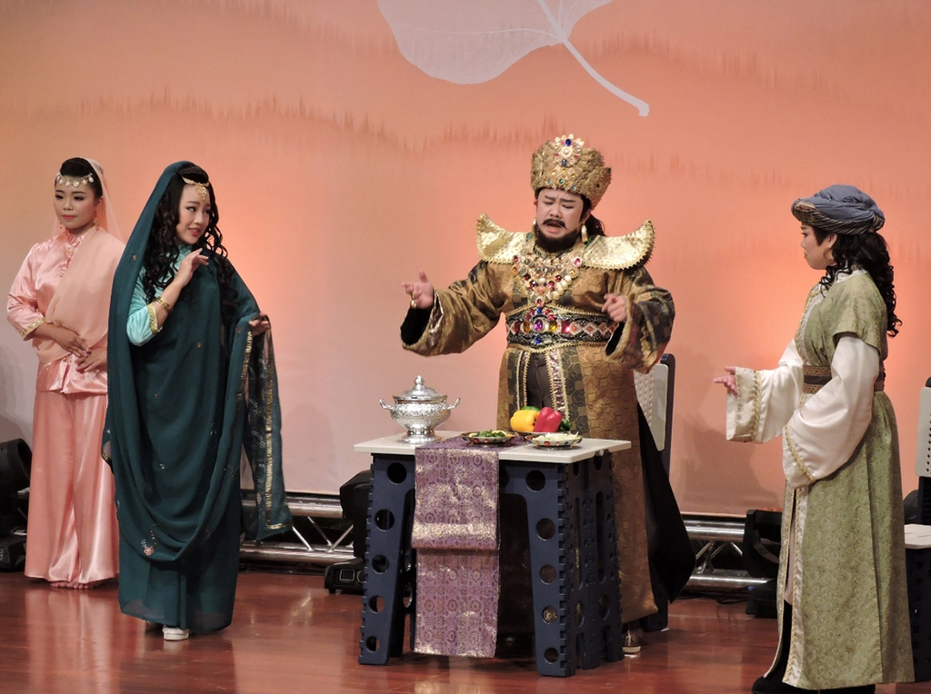 由唐美雲老師帶領的歌仔戲團員們,演出主題《波斯匿王減重記》,以詼諧幽默地減肥話題,傳達茹素、齋戒、護眾生的環保飲食生活。