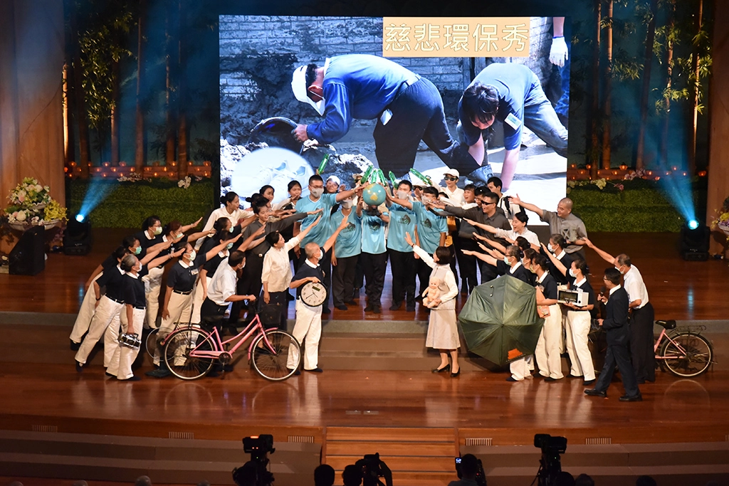 環保秀以環保站回收來的電器、腳踏車、雨傘、惜福衣,以及用回收的塑膠物品製成的大愛感恩科技織品、日常用品等。