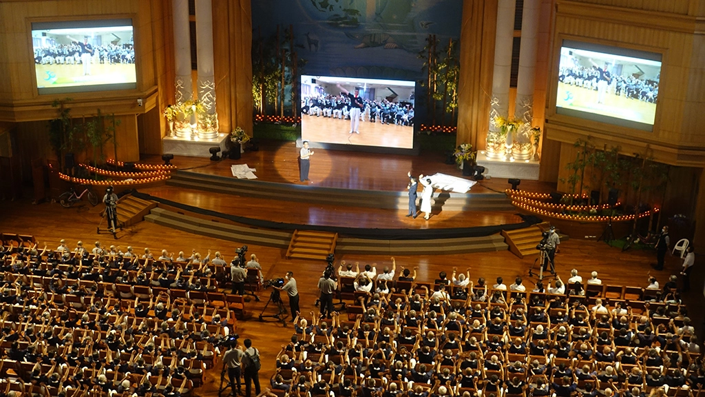 8月23日下午慈濟在花蓮靜思堂舉辦環保30年感恩會,透過直播連線,全球各地環保志工在雲端共同參與。