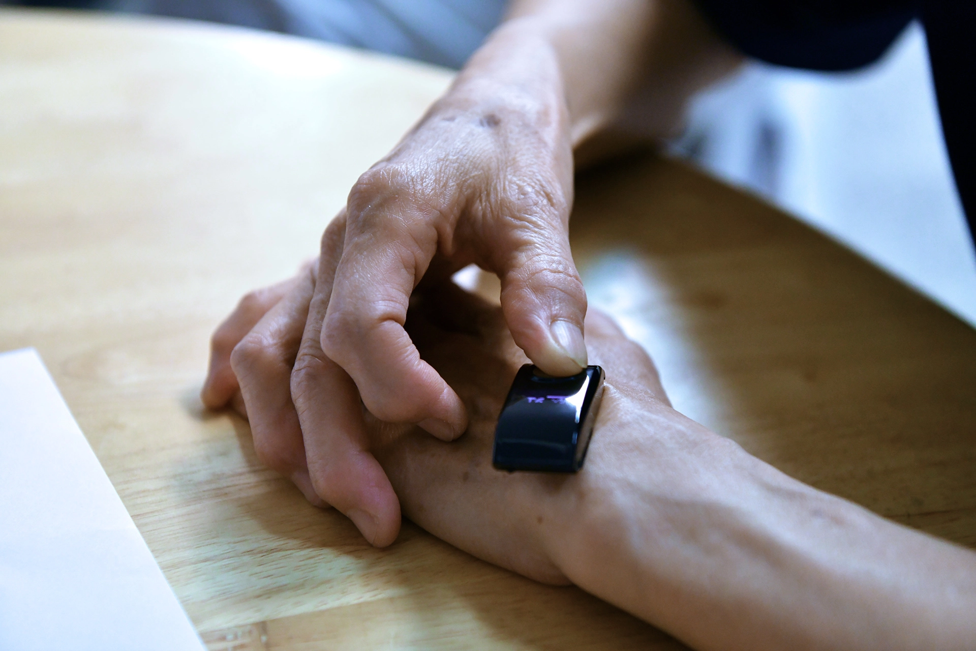中央大學自主研發的「AI智慧手錶」，取得美國FDA「醫療」等級認證，只要輕輕按手錶30秒，運用AI心電圖即可偵測出心律不整，心房顫動篩檢，能早期預防及時治療潛藏發生中風的患者。