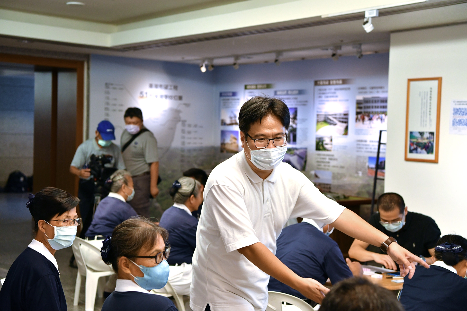"中央大學自主研發的「AI智慧手錶」，只要輕輕按手錶30秒，運用AI心電圖即可偵測出心律不整，心房顫動篩檢，能早期預防及時治療潛藏發生中風的患者。