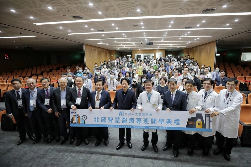 副總統出席「台灣人工智慧學校北部智慧醫療專班開學典禮」,並合影。