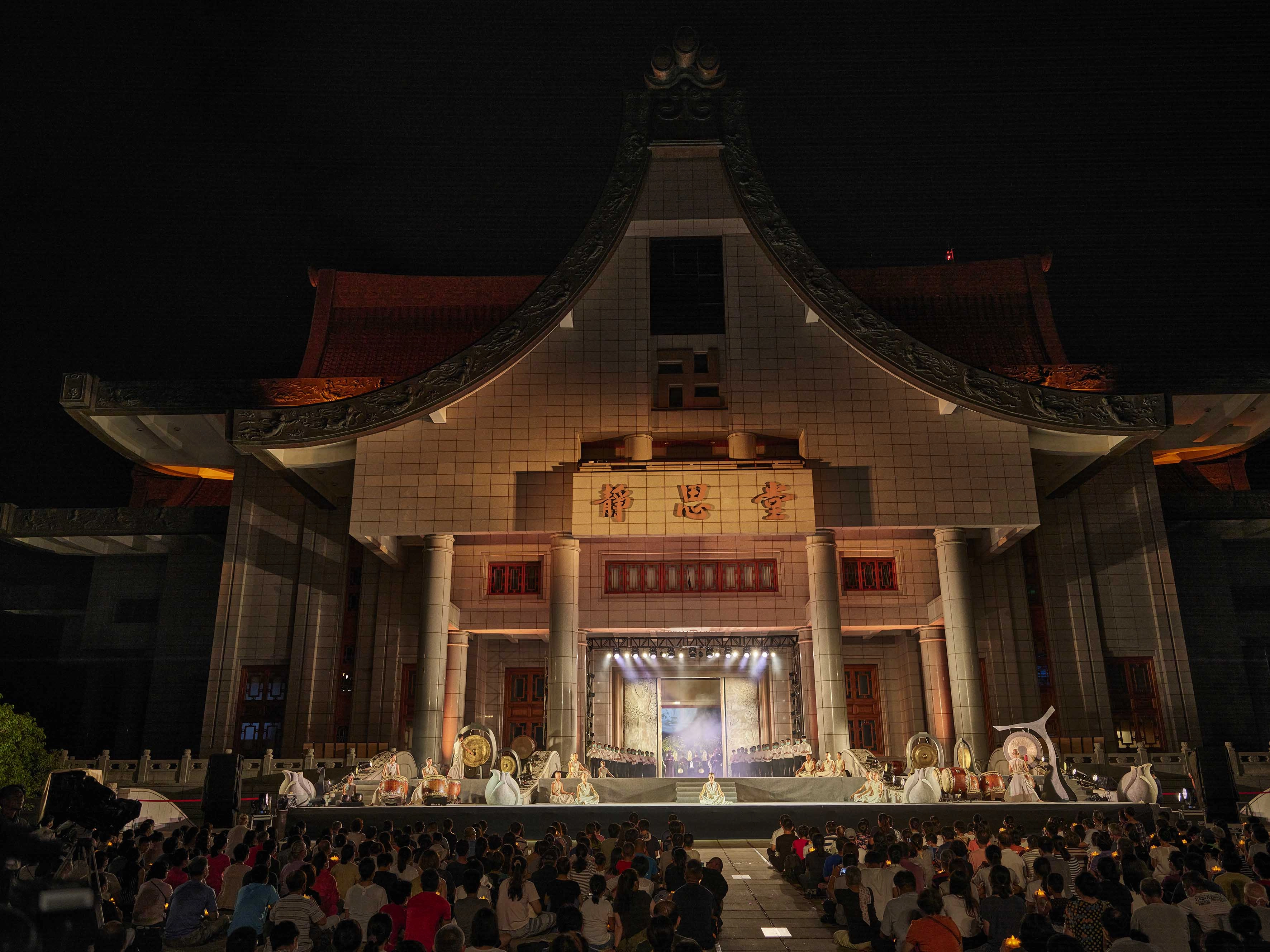 由靜思精舍法師帶領全體祈福,向防疫英雄感恩、為天下萬物祈福。(圖為慈濟基金會提供)