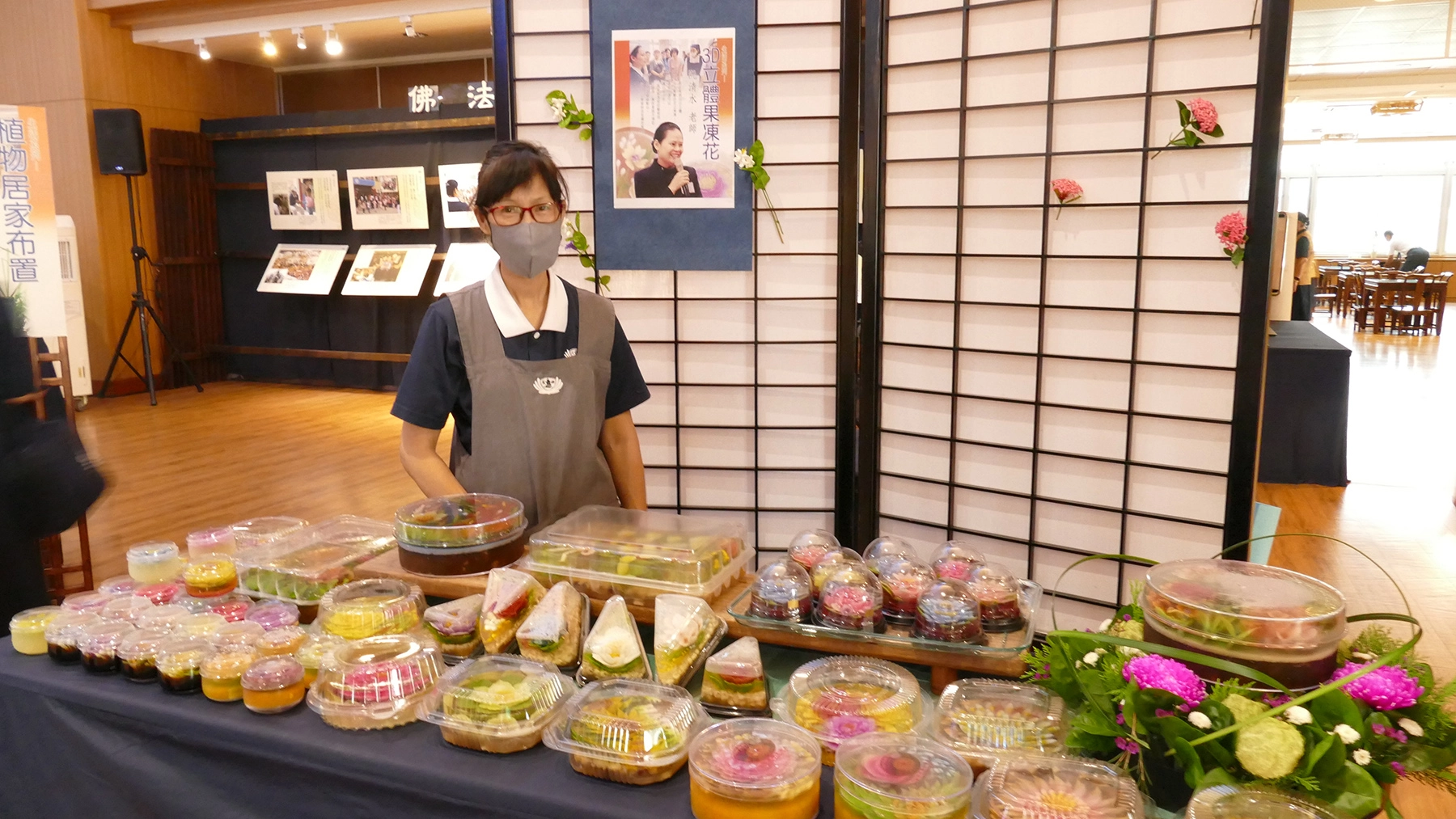 3D立體造型外觀的果凍花,食材講求純天然、養生、素食,學員展示自己的作品。