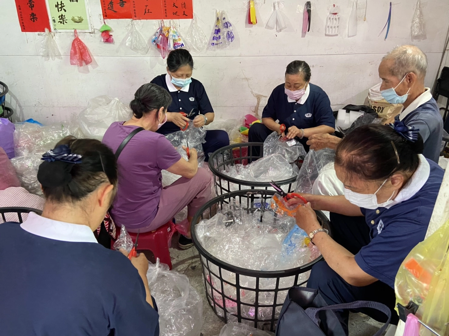 環保志工們每天一早就齊聚在塑膠袋回收站,開始進行分類和回收的工作。(慈濟基金會)