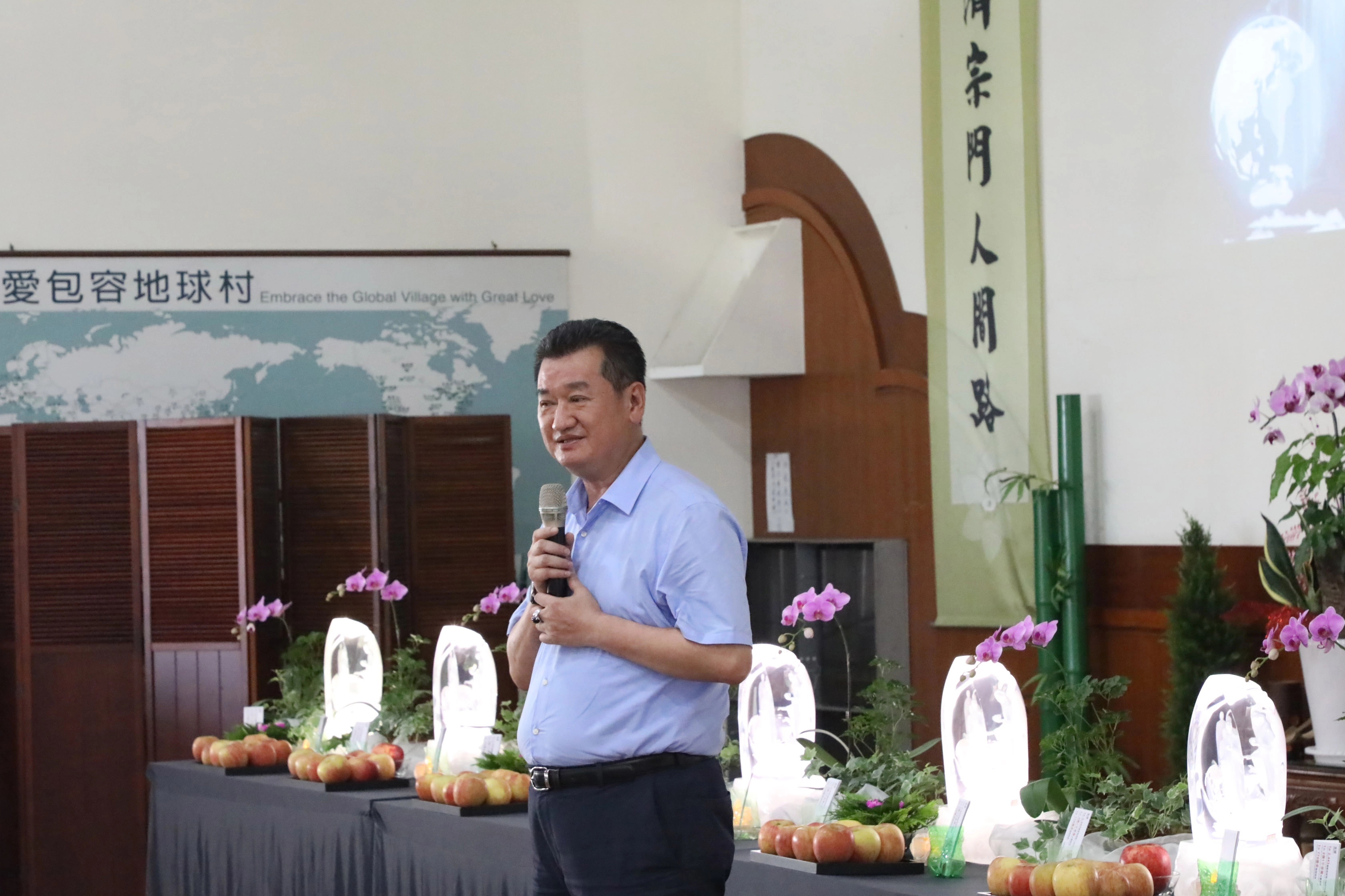 簡景賢鎮長感謝慈濟人長期以來默默地在各地為社會受苦難的人付出,並呼籲大家要破除迷信,七月是吉祥月,響應齋戒茹素、護生愛地球,並祈求消弭災疫。