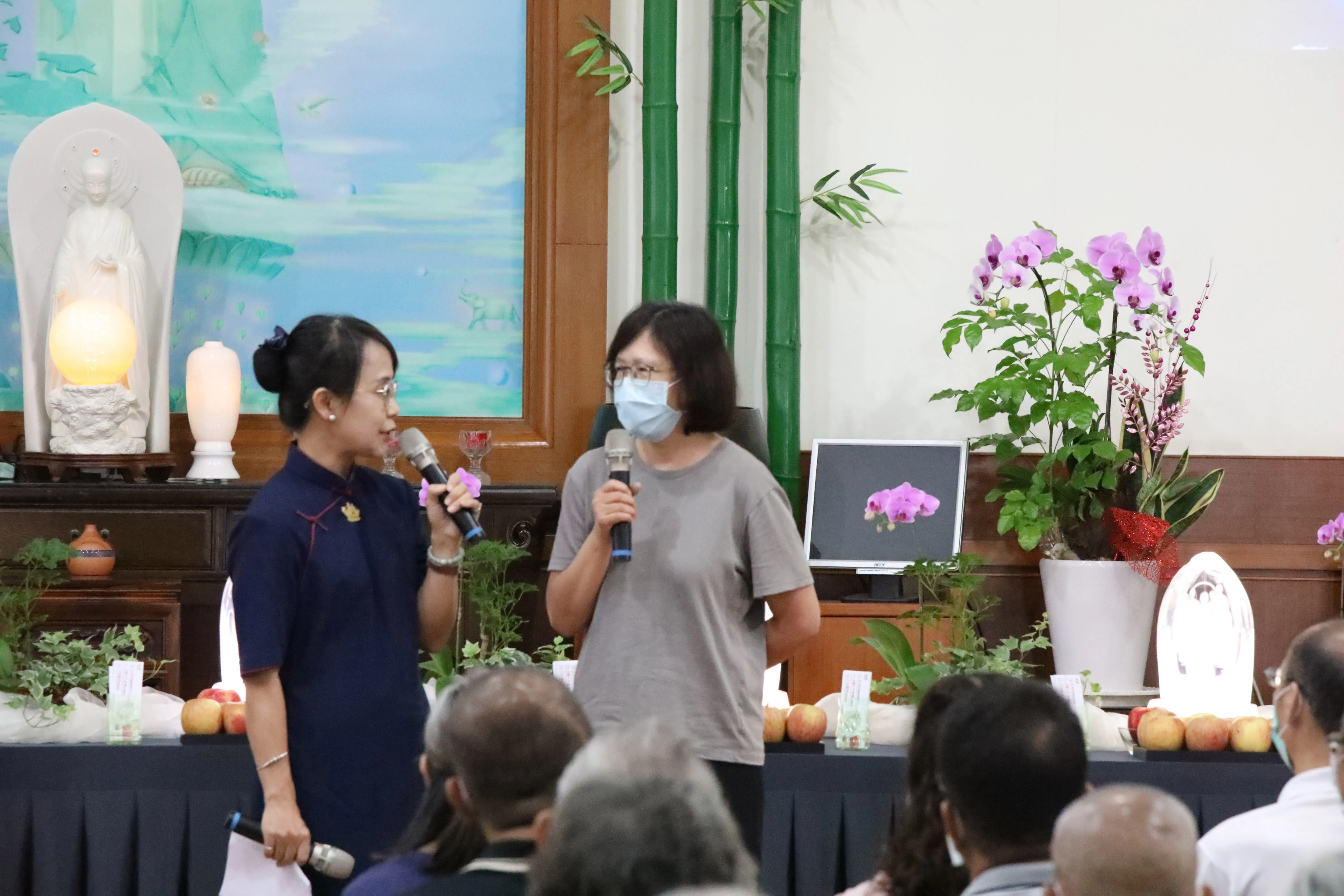會眾許月英女士(圖右),經常參與慈濟活動,他已茹素十年了,希望帶動家人能素食護生與動物結好緣。