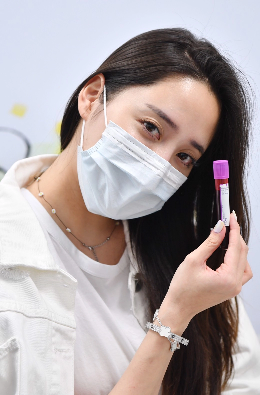 (歐陽妮妮完成10cc血液建檔後,開心合照,期待所有年滿18歲的青年都能來建檔,給血液疾病患者一個重生的機會。攝影陳玉萍)