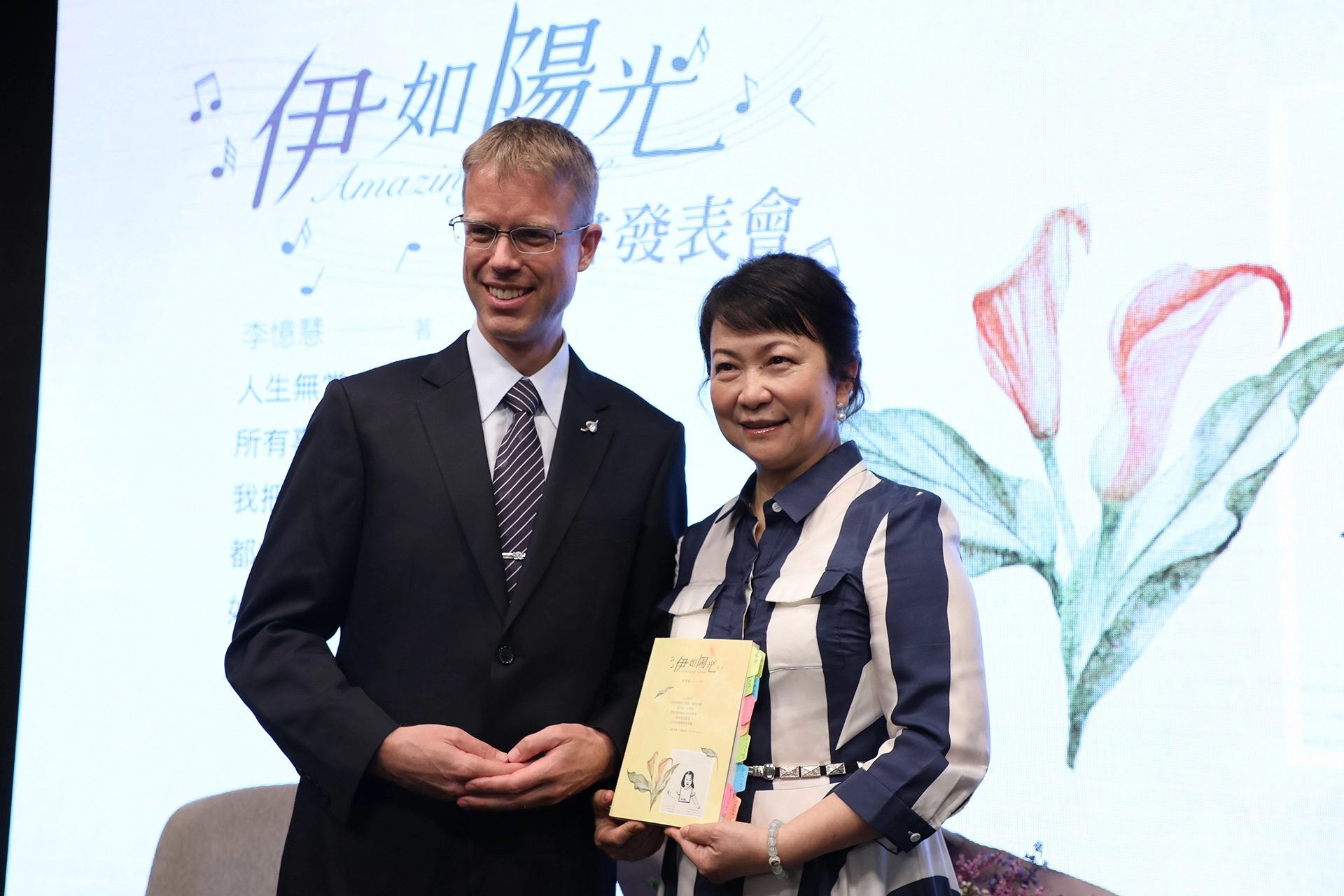 李憶慧(右)期待透過分享女兒的生命故事,依舊能溫暖人間,為社會傳遞正能量。(攝影:黃淑琴)