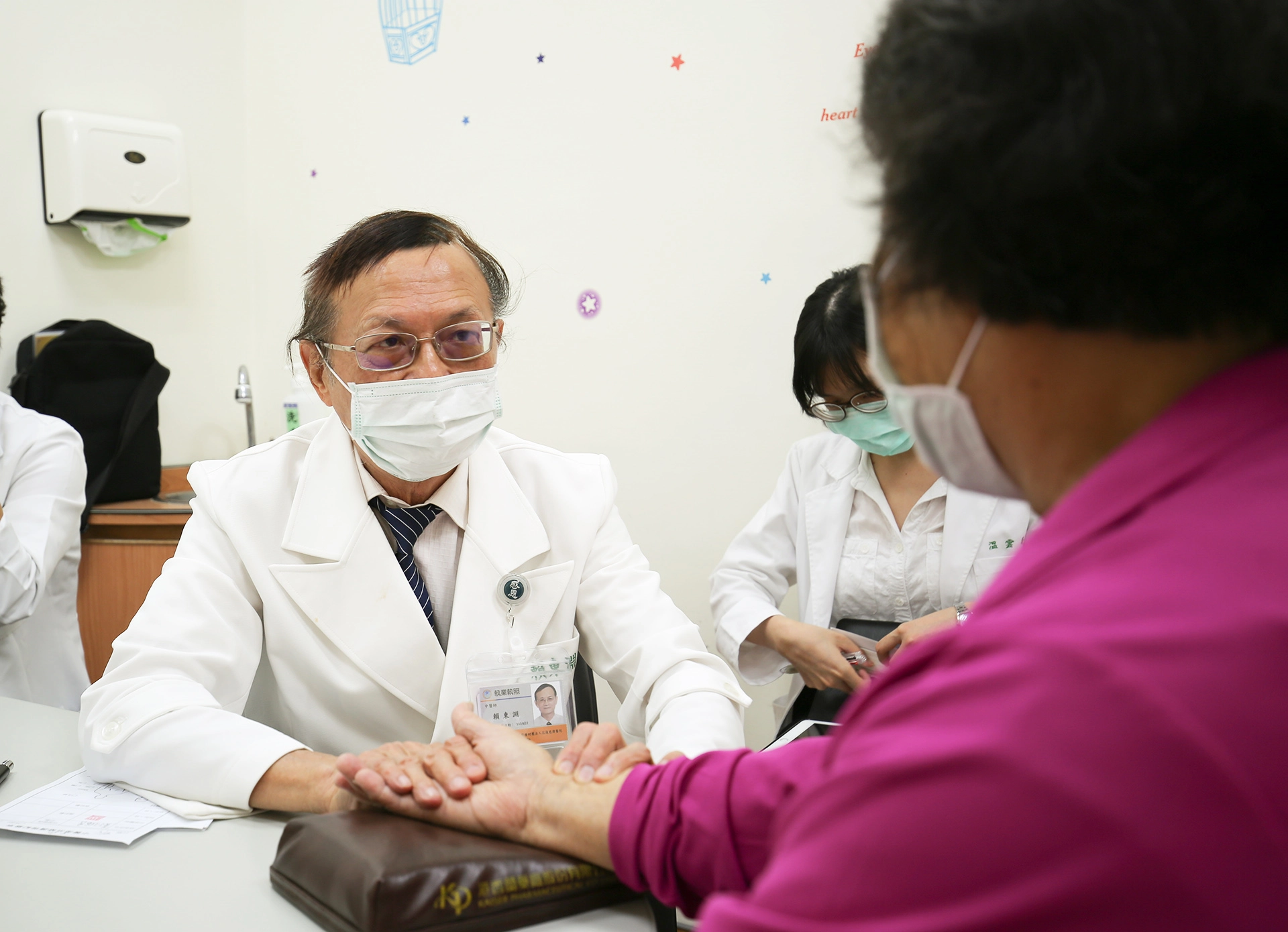 花蓮慈濟醫院中醫部腫瘤中心主任賴東淵教授藉由中西醫合療,西醫主「攻」,中醫主「守」,為癌症病人調理體質,讓患者能夠順利完成放化療程。