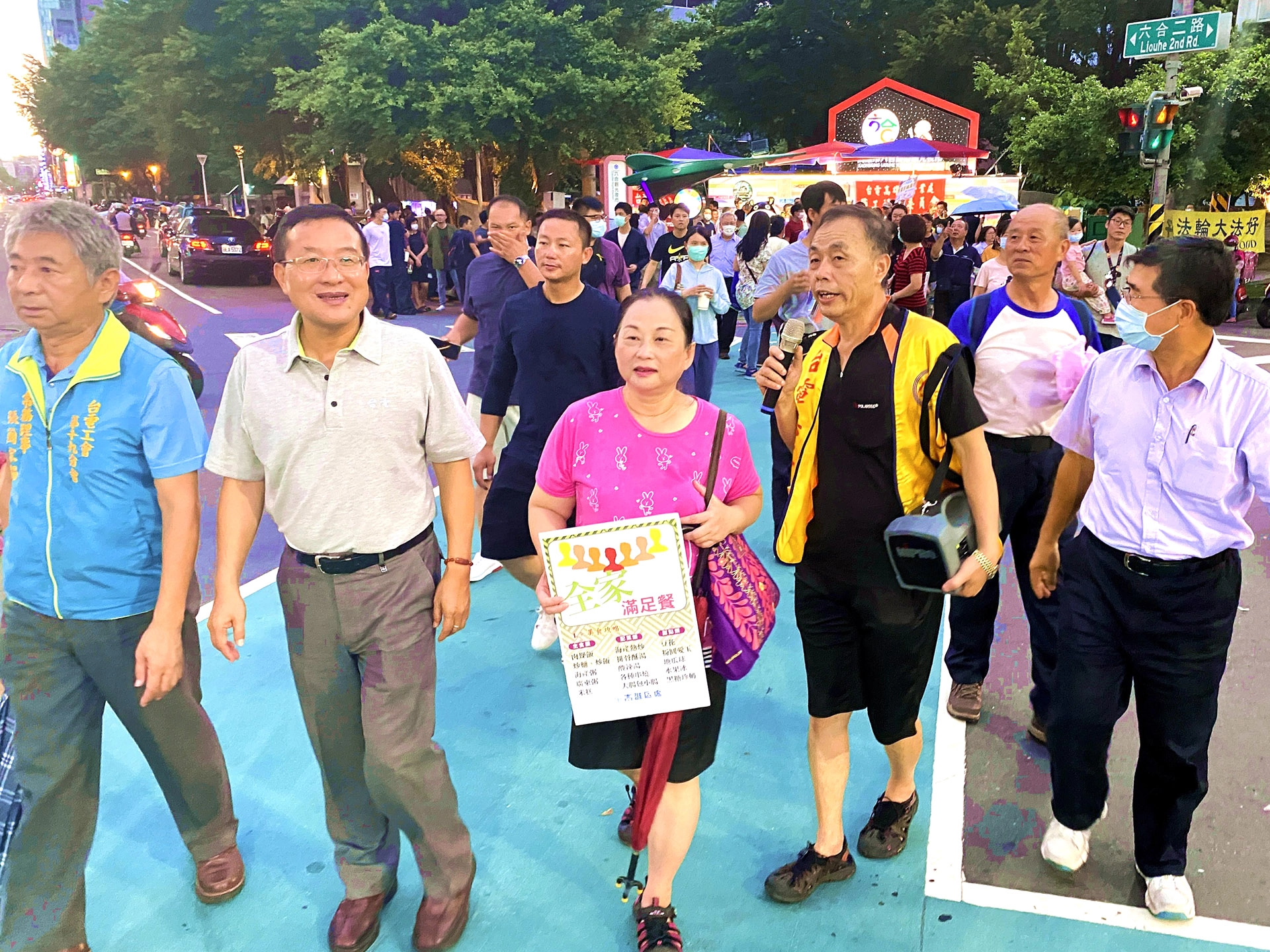 為響應政府振興經濟,台電高雄區黃明舜處長領隊和員工及親屬攜家帶券大啖美食。