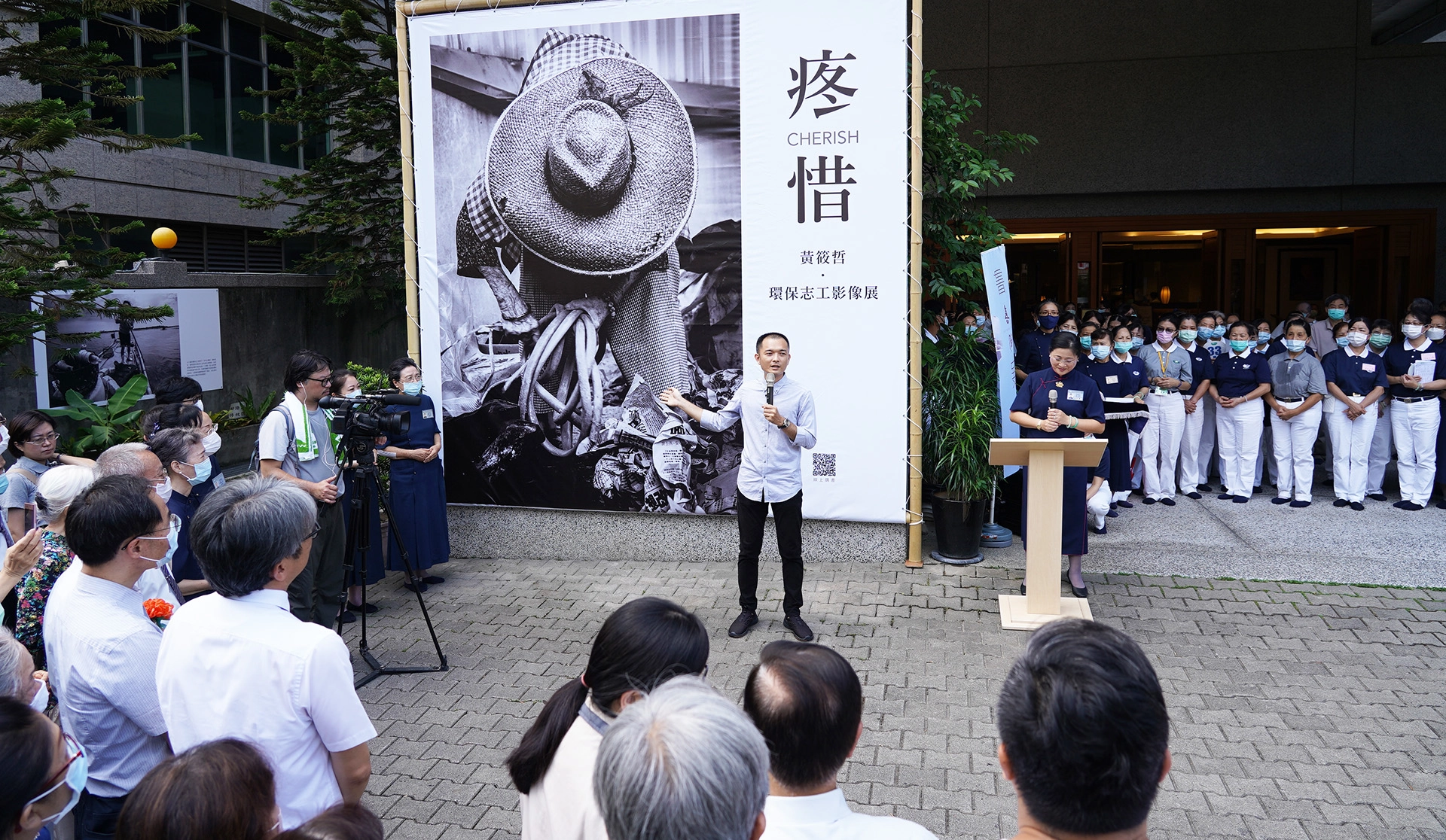 《疼惜》作者黃筱哲於展覽現場,雙和靜思堂現場致詞。