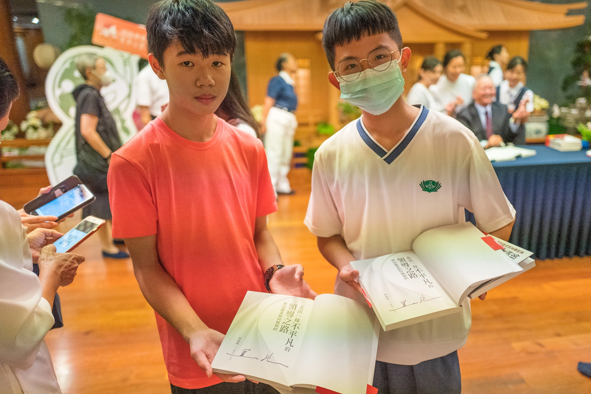 黑幼龍講師於講座過後舉行小型簽書會,小讀者們展現簽名。