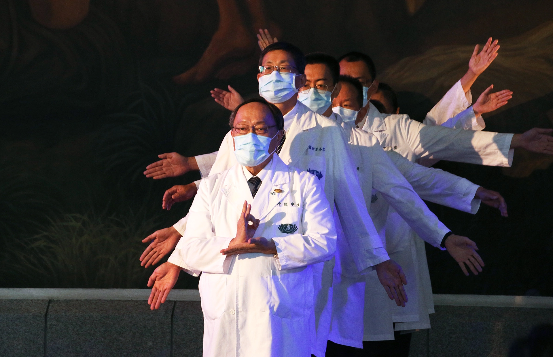 大林慈濟醫院於8日舉辦二十周年慶,大林醫護與行政同仁賣力演出佛教經典音樂劇,與二十年來的醫療貢獻相呼應,為慶祝大會帶來動人的饗宴。