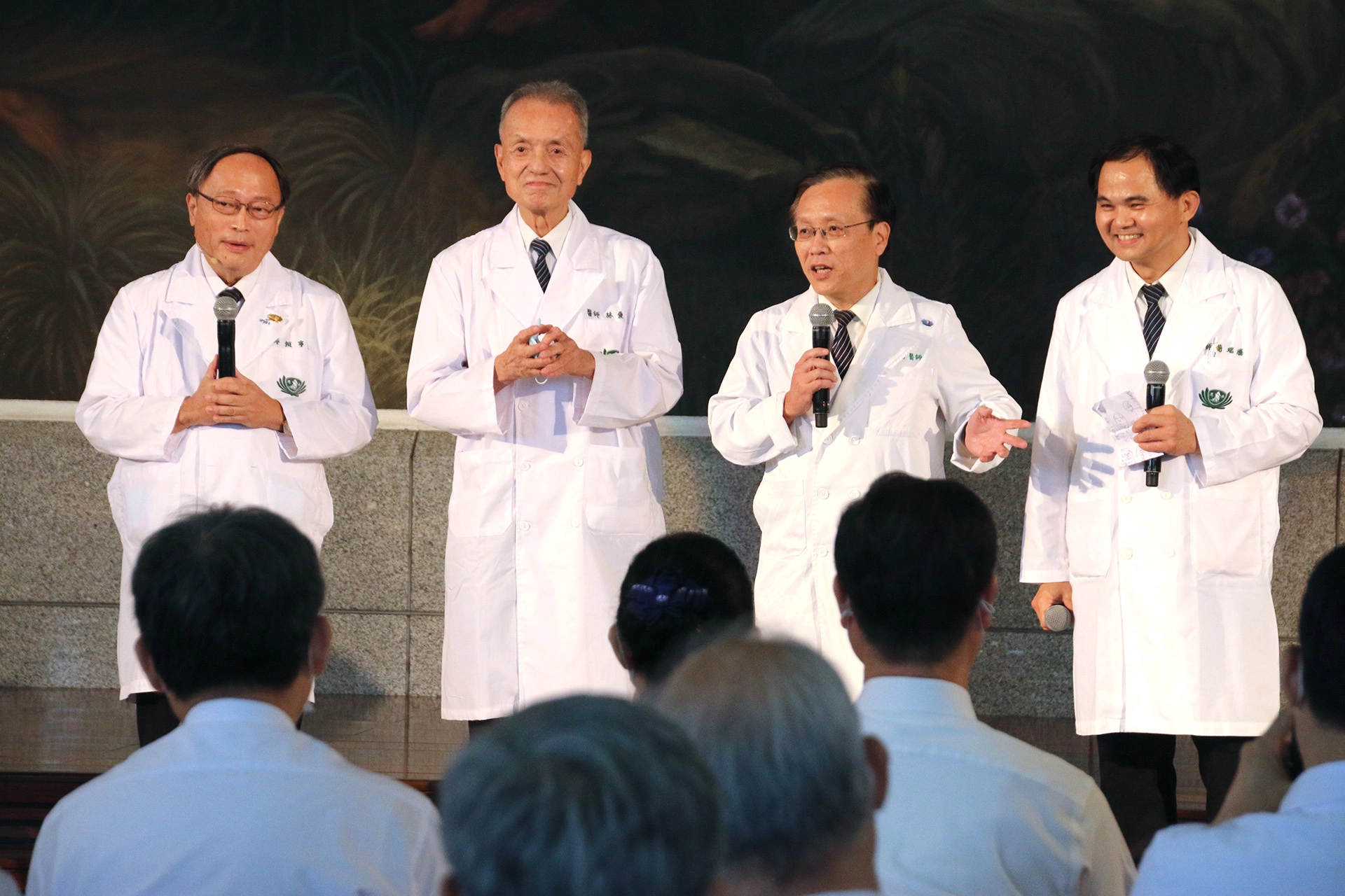 大林慈濟醫院於8日舉辦二十周年慶,歷任院長左起賴寧生(左)、林俊龍(左二)、簡守信(右二)及斗六慈濟醫院院長簡瑞騰(右)一起「話說大林」。