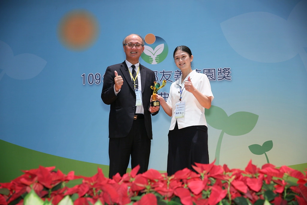 用愛和耐心為孩子打開一扇窗,學務處顏秀雯主任榮獲109年教育部友善校園優秀學輔人員