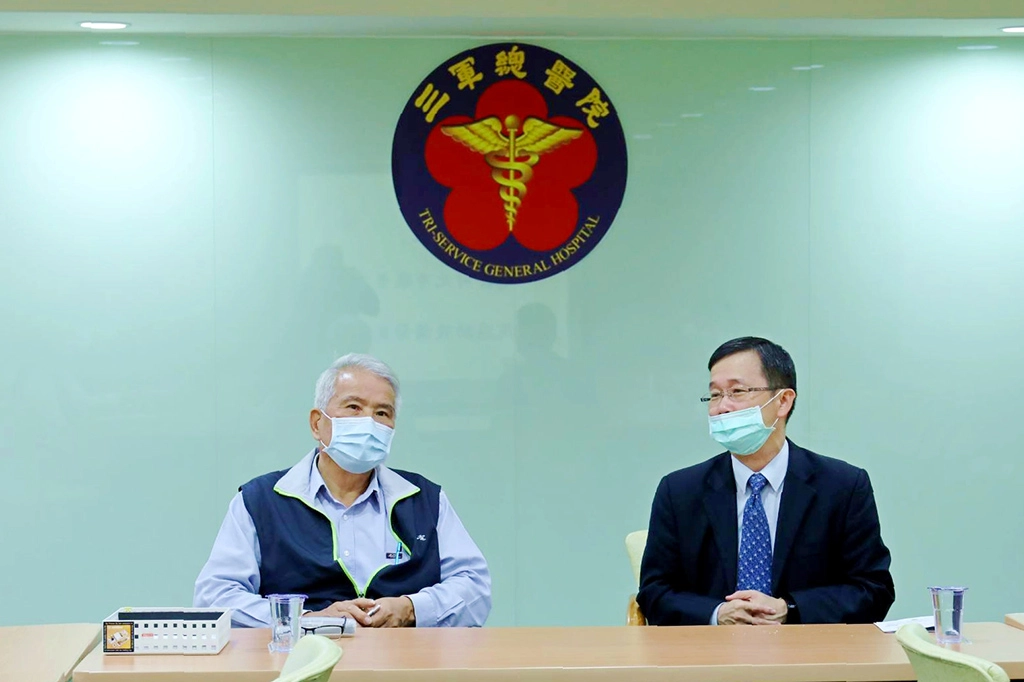 三軍總醫院汀州院區日前向台電節能診斷中心提出申請,30日台電台北市區處處長朱榮貴(左)帶著熱騰騰剛出爐的節能診斷報告前往三總,向三總執行官何景良(右)分享各種節電策略及建議。
