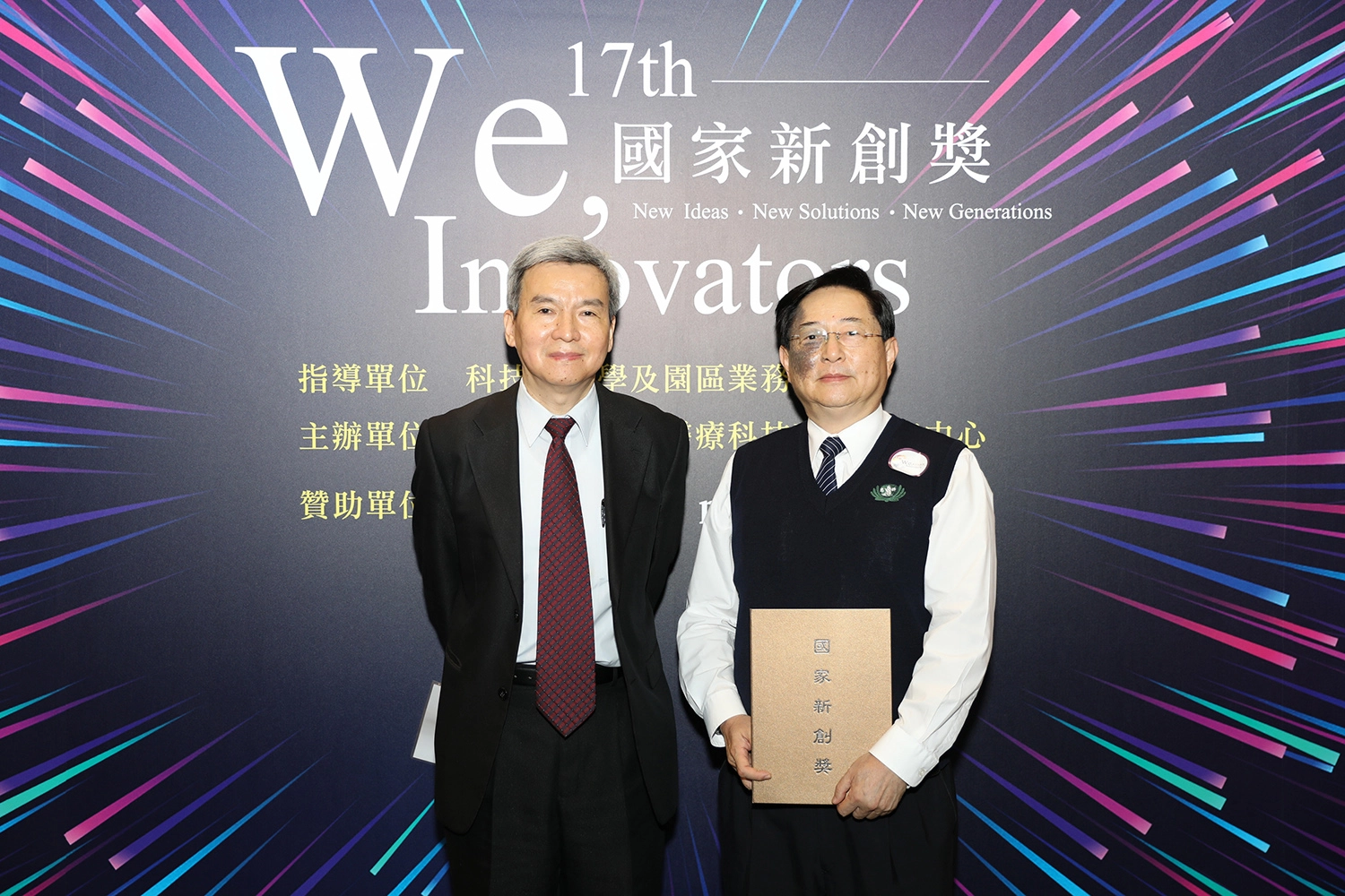 花蓮慈院臨床病理部主任陳立光(右)與團隊找出「超級細菌的剋星-噬菌體清潔劑」,在今年二度獲得新創精進獎殊榮。