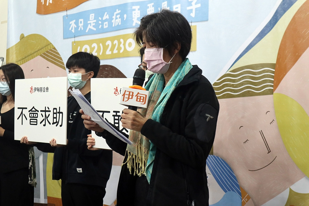身為精障者家屬,也是專線志工的李媽媽分享自身從低谷走過的心路歷程。