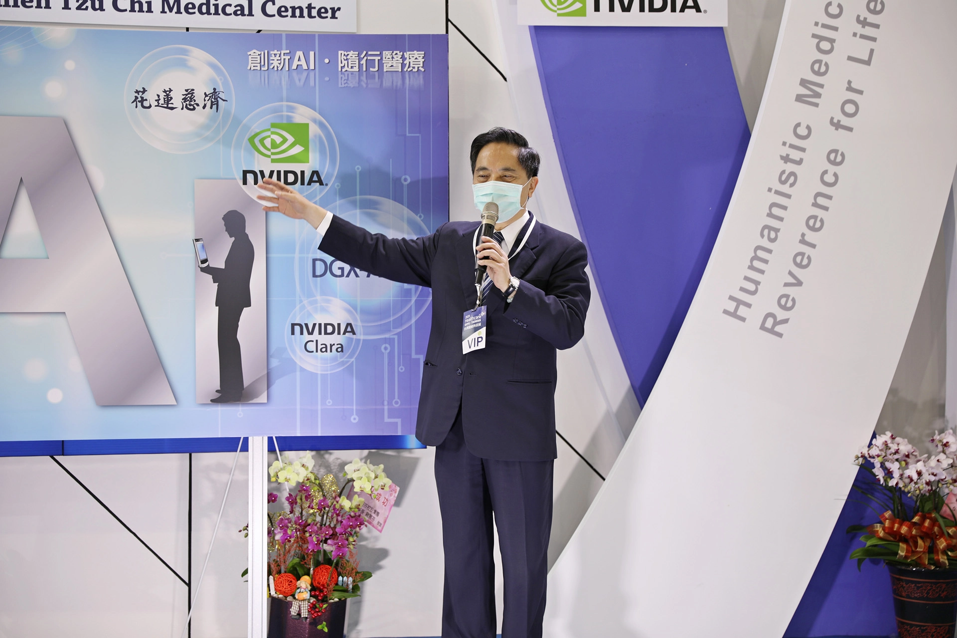 花蓮慈院院長林欣榮表示,這次的三方合作,結合了一流的醫療團隊、IT 與 AI 的軟體、硬體團隊,並採用全球最先進 AI 系統 NVIDIA DGX A100、NGC 與 NVIDIA Clara 平台,再藉由商之器開發的 EBM AI 平台,配合行動巡房系統,將病人的所有資訊整合至單一 APP 上。