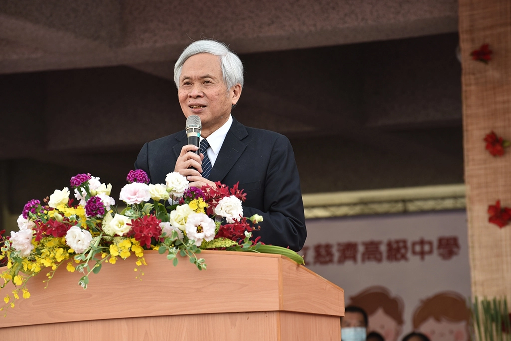 教育志業王本榮執行長談到「教育是一個希望的工程,教育就是走在明天的路上」,期勉臺南慈中莘莘學子更上一層樓。