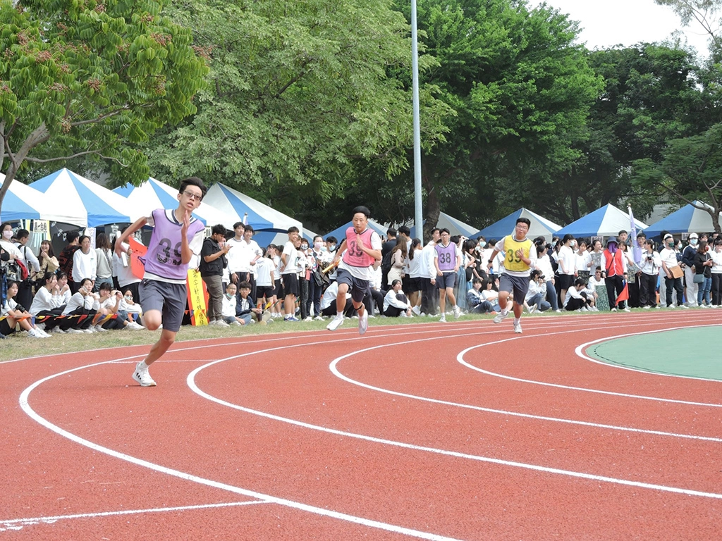 大隊接力考驗全班默契,更能培養班級榮譽及運動家勝不驕、敗不餒的進取精神。