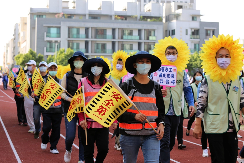 感恩家長志工每天守護孩子安全,維護校園環境,全力護持學校。